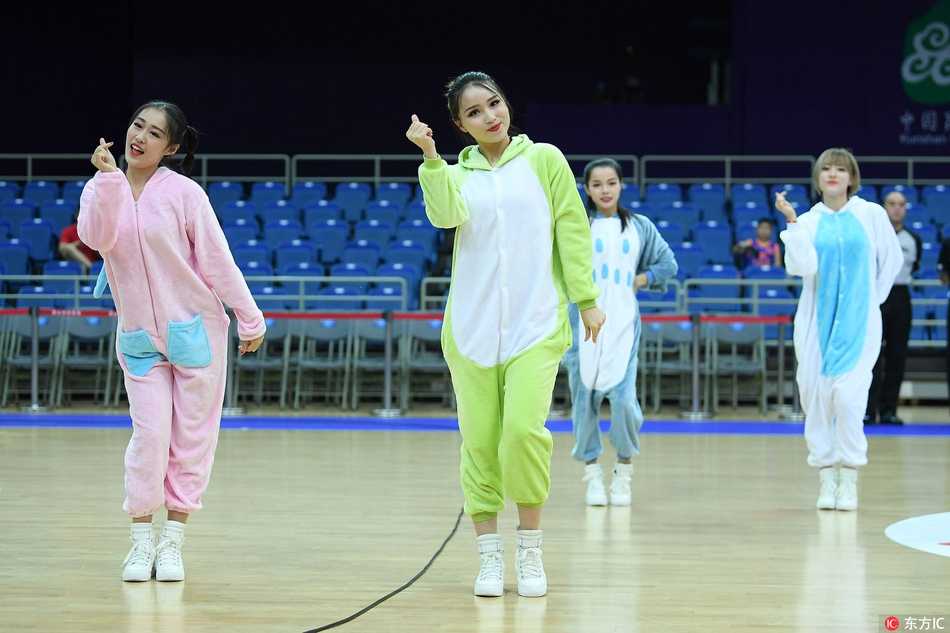 国际男篮挑战赛昆山激战,卡通宝贝热舞助阵点燃赛场 赛场中央,宝贝们集体起舞,举起毛茸茸的手臂动作划一,形成一片欢乐的卡通海洋
