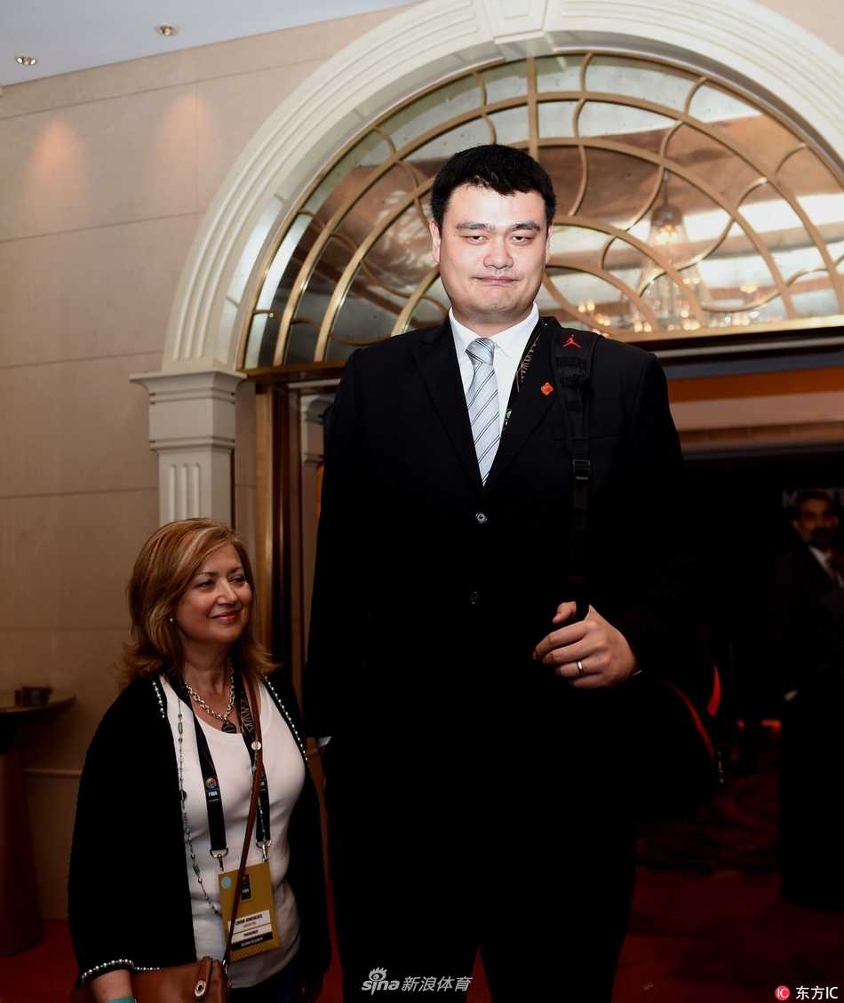 国际篮联香港中期大会落幕,姚明当选管理层委员开启新征程 姚明身着深色西装,神情专注地步入会场,他高大的身影在人群中格外突出,周围是各国代表期待与尊敬的目光,仿佛每一步都踏出了中国篮球在国际舞台上的新步伐