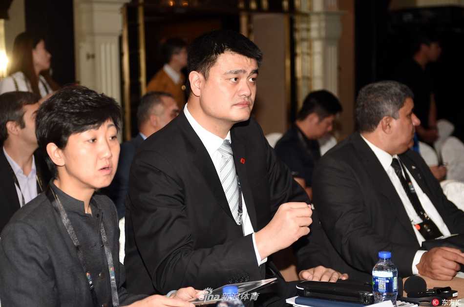 国际篮联香港中期大会落幕,姚明当选管理层委员开启新征程 会议期间,姚明与多位不同肤色的代表围站在一起亲切互动,他脸上带着标志性的笑容,气氛融洽和谐,生动诠释了篮球作为世界共通语言的魅力