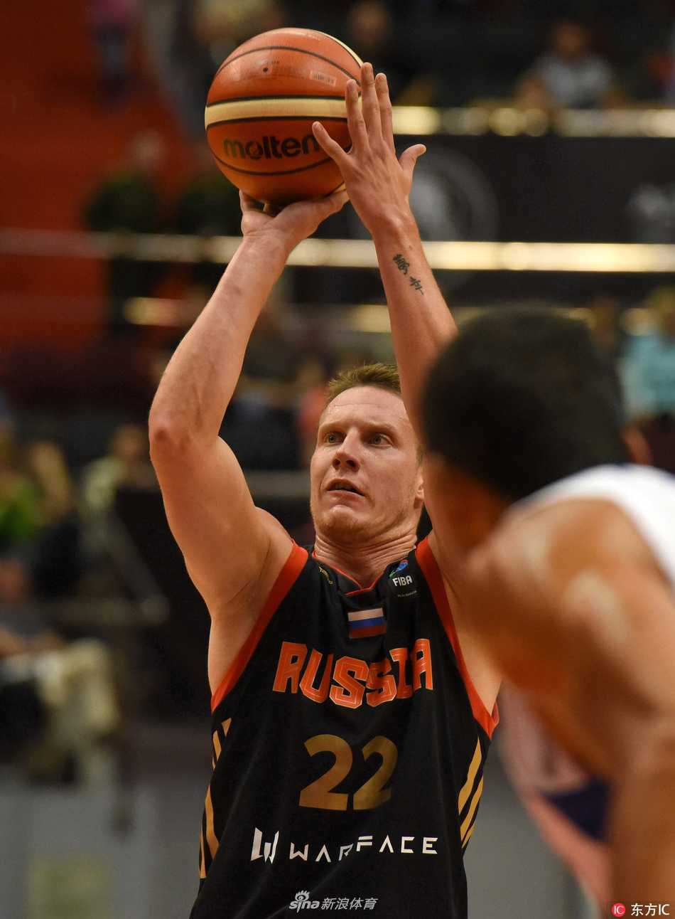 以色列球员在圣彼得堡的赛场上振臂欢呼，他们刚刚在这场硬仗中击败了东道主俄罗斯队，胜利的喜悦溢于言表。