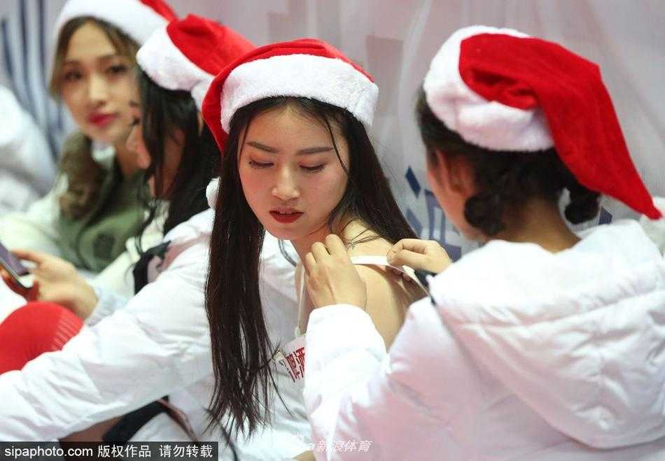 圣诞夜的雅戈尔体育馆:八一男篮背后的篮球宝贝与她们的场下瞬间 圣诞夜的比赛即将结束,宝贝们在通道入口集合,她们肩并肩看着最后拍摄的大合影,每个人脸上都洋溢着满足的笑容,这是属于她们的青春纪念册。