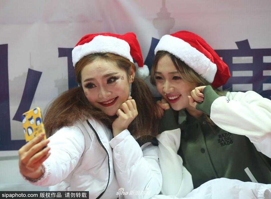 圣诞夜的雅戈尔体育馆:八一男篮背后的篮球宝贝与她们的场下瞬间 圣诞夜的精灵,八一男篮篮球宝贝身着红色性感圣诞裙装,在赛场边露出甜美的微笑,仿佛将节日的气氛带进了激烈的篮球战场。