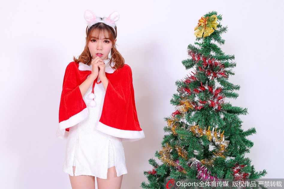 圣诞夜里的鲨鱼精灵:上海篮球宝贝写真定格甜美瞬间 两位篮球宝贝在暖色光影中相视而笑,一人轻抚毛绒吉祥物,画面洋溢着属于冬日的温暖与队友间的默契情谊