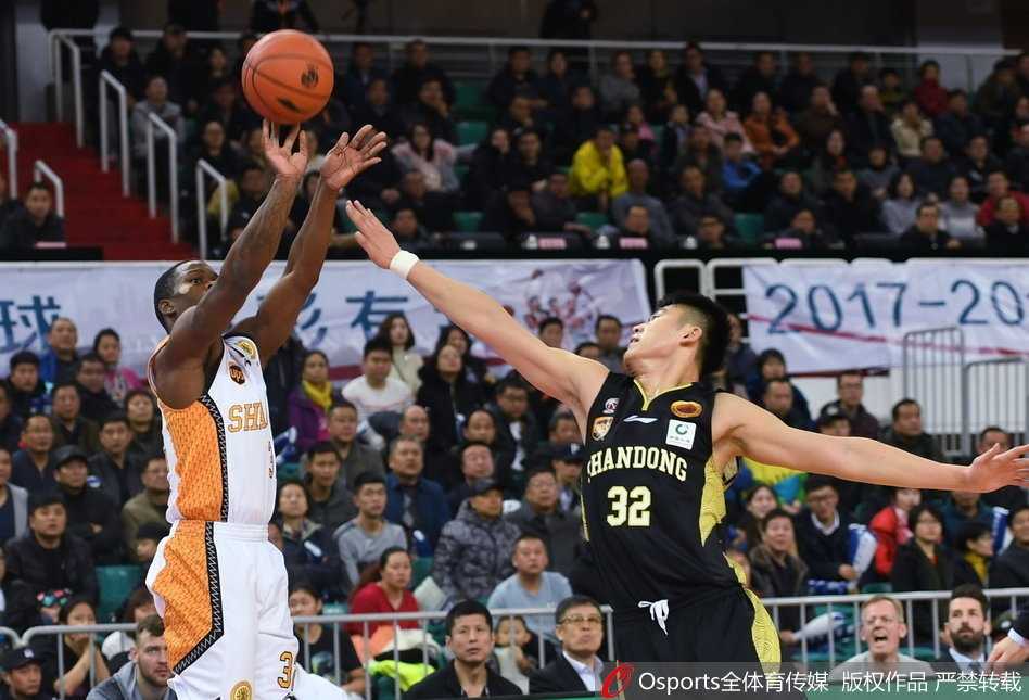 斯科拉摘下关键防守篮板后迅速发动反击，双手大力传球给队友