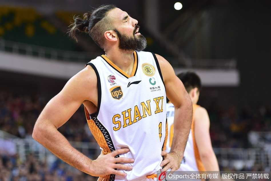 山西射手李敬宇面对老东家山东队，三分线外手起刀落，上半场弹无虚发
