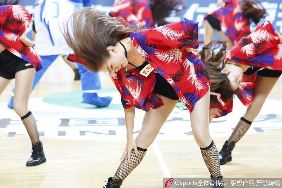 在璀璨的灯光下，福建篮球宝贝们身着标志性的红白圣诞短裙，头戴俏皮的圣诞帽，她们的笑容比节日的彩灯还要灿烂，瞬间抓住了全场观众的眼球。