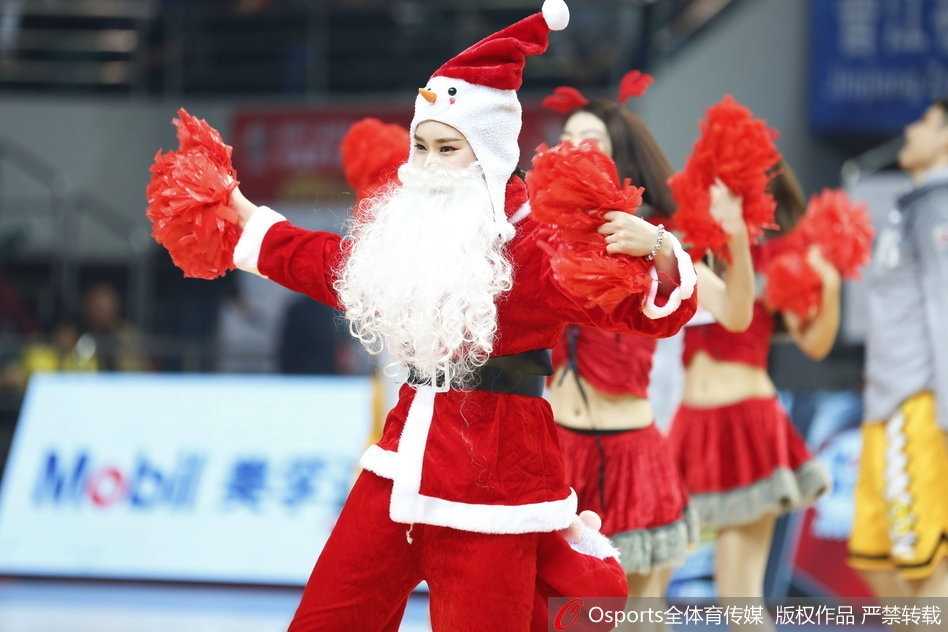 在热烈欢快的音乐中，篮球宝贝们高高跃起，张开双臂，仿佛要拥抱整个节日。她们用最完美的表现为这场圣诞大战画上了句号，也为晋江的球迷们送上了最真挚的节日祝福。