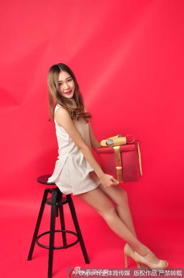 思凡双手合十闭上眼睛，背景是虚化的圣诞灯光，画面显得唯美又虔诚。