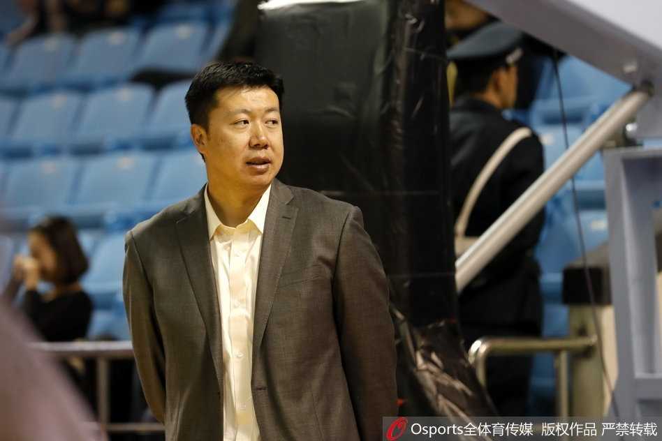 八一队陷入进攻僵局，王治郅在场边眉头紧锁，双唇紧闭，内心似乎在为弟子们的不冷静选择而感到惋惜。