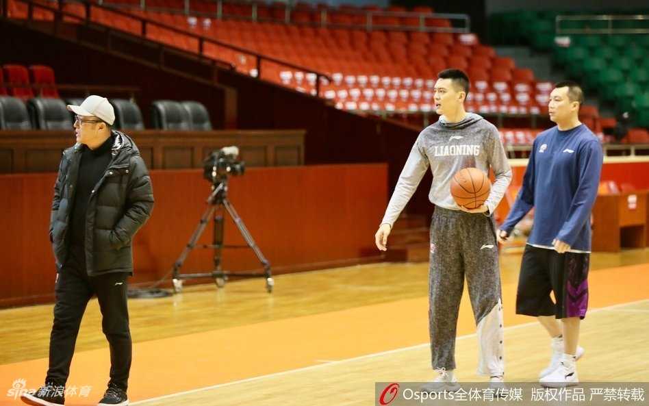 场馆风云与裁判对峙:梳理杨鸣两次赛场外冲突的台前幕后 杨鸣身披辽宁队训练服,在山东主场训练馆内眉头紧锁,目光直视前方,周围队友神情严肃,空气中弥漫着紧张对峙的气息。