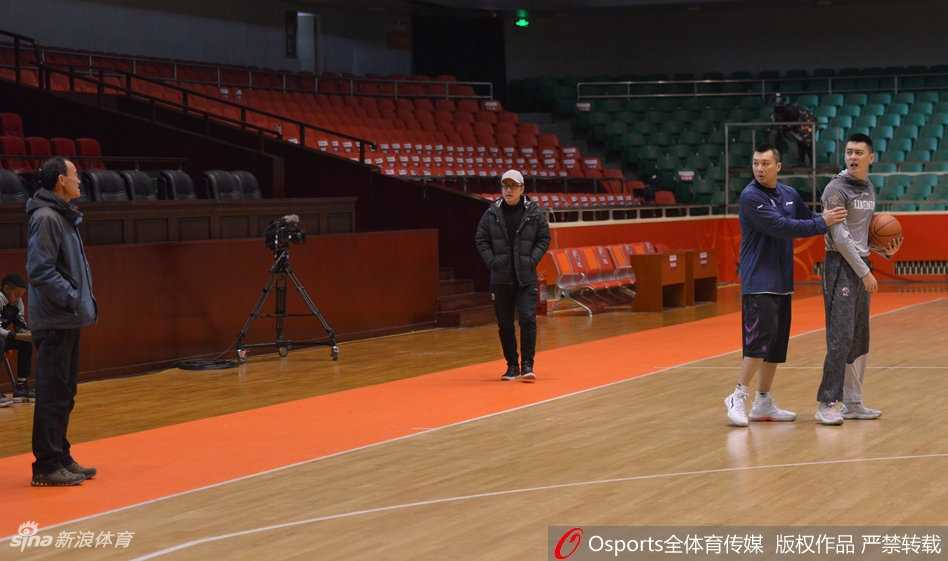 场馆风云与裁判对峙:梳理杨鸣两次赛场外冲突的台前幕后 辽宁队助理教练紧紧抱住试图上前理论的杨鸣,杨鸣身体前倾,眼神中充满不甘,背后是空旷的山东主场看台。