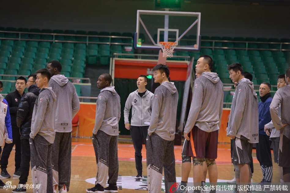 场馆风云与裁判对峙:梳理杨鸣两次赛场外冲突的台前幕后 辽宁队总经理李洪庆情绪激动地指着场馆工作人员理论,杨鸣在一旁冷静观察,助理教练则试图拉住队友,防止事态升级。