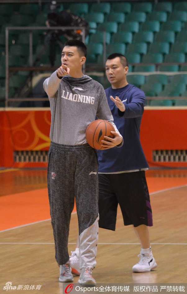 场馆风云与裁判对峙:梳理杨鸣两次赛场外冲突的台前幕后 辽宁队员们在训练场上围成一团,有人手指向场边,表情愤怒,队长杨鸣站在中间试图与闯入场地的工作人员进行交涉。