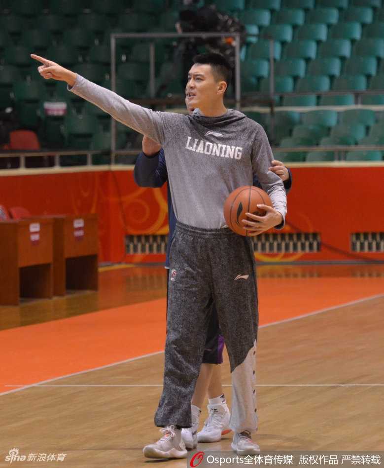 场馆风云与裁判对峙:梳理杨鸣两次赛场外冲突的台前幕后 杨鸣在训练间隙回头望向场边,身后是未完成的训练和提前闯入的山东场馆工作人员,场面显得混乱而尴尬。