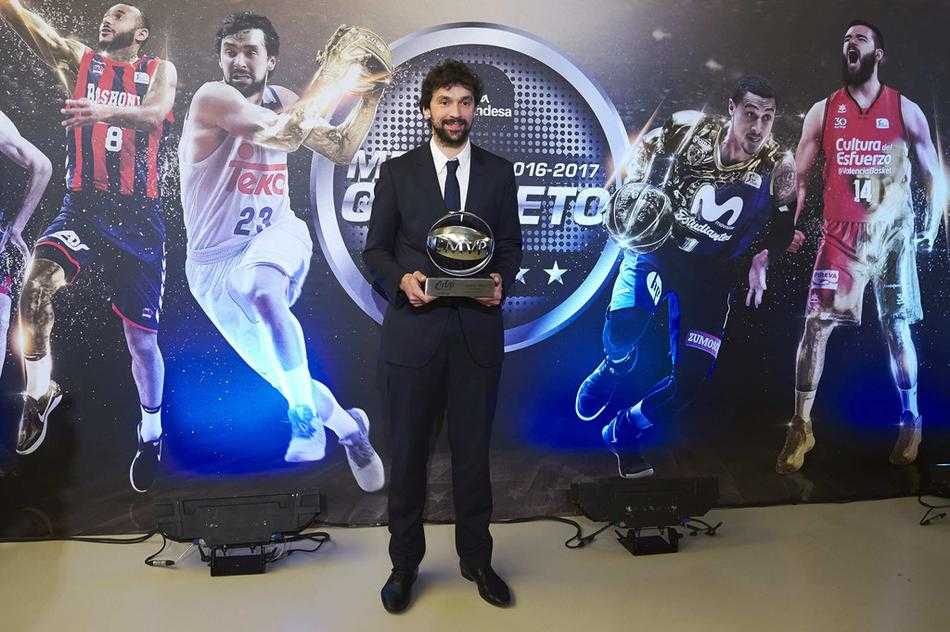 塞尔吉奥·鲁尔:全能指挥官加冕西甲与欧冠双料MVP的辉煌赛季 鲁尔在国王杯决赛中跃起传球,眼神如鹰隼般犀利,电光火石间撕开了对手的整条防线。