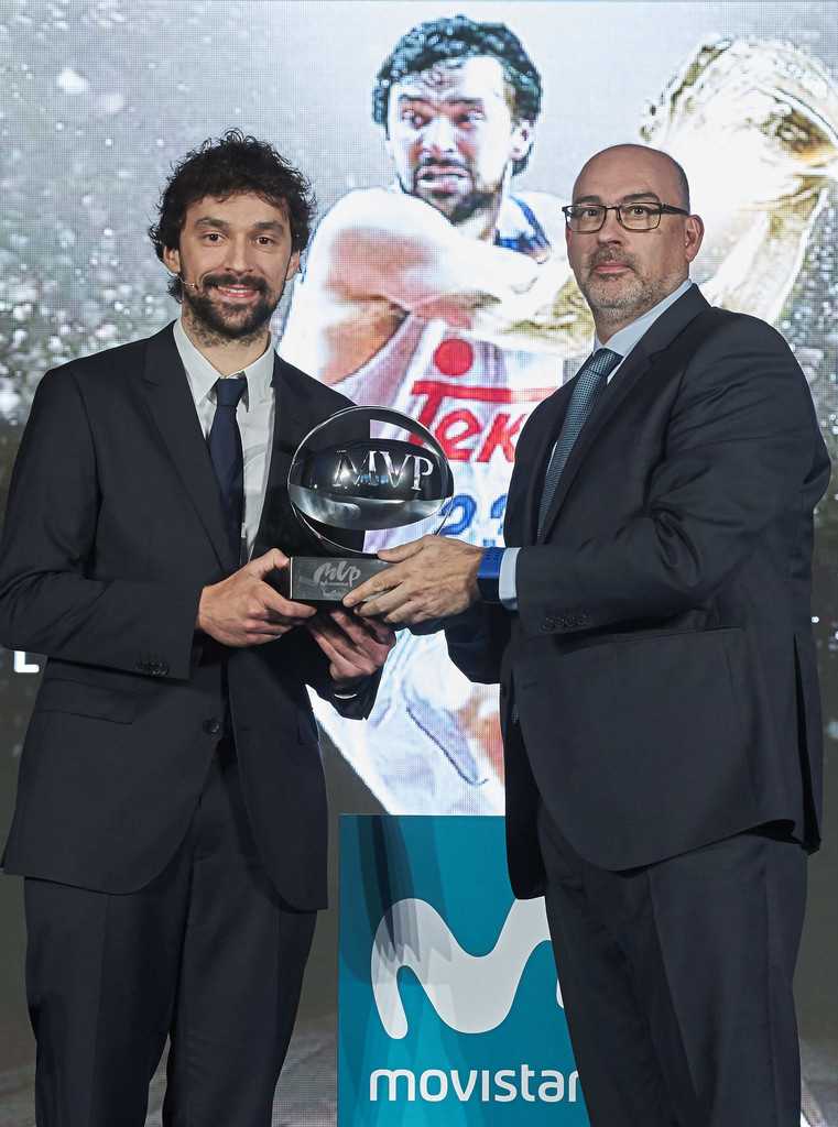 塞尔吉奥·鲁尔:全能指挥官加冕西甲与欧冠双料MVP的辉煌赛季 在国王杯决赛的镁光灯下,鲁尔面对严防毫无惧色,持球突破的姿态宛如一位优雅的斗牛士。