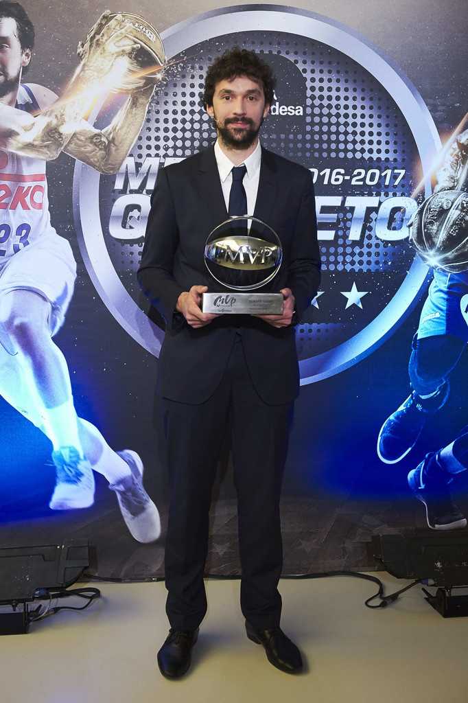 塞尔吉奥·鲁尔:全能指挥官加冕西甲与欧冠双料MVP的辉煌赛季 颁奖典礼上,笑容满面的鲁尔将沉甸甸的西甲MVP奖杯高高举起,这一刻属于他,也属于整个皇马。