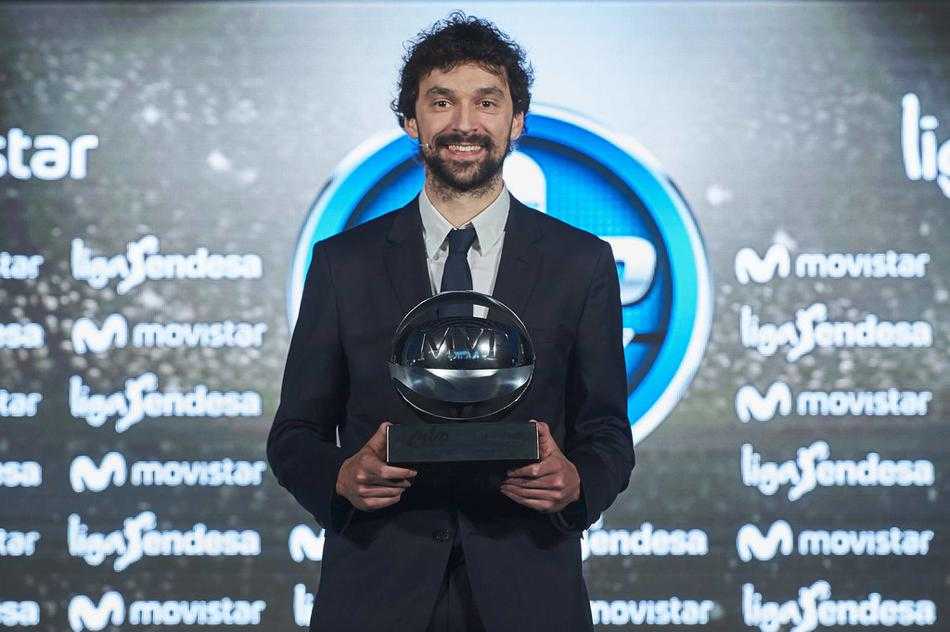 塞尔吉奥·鲁尔:全能指挥官加冕西甲与欧冠双料MVP的辉煌赛季 鲁尔手捧西甲MVP奖杯,腼腆的笑容里藏着杀手本色,身后的皇马队旗见证了他这一赛季的传奇。