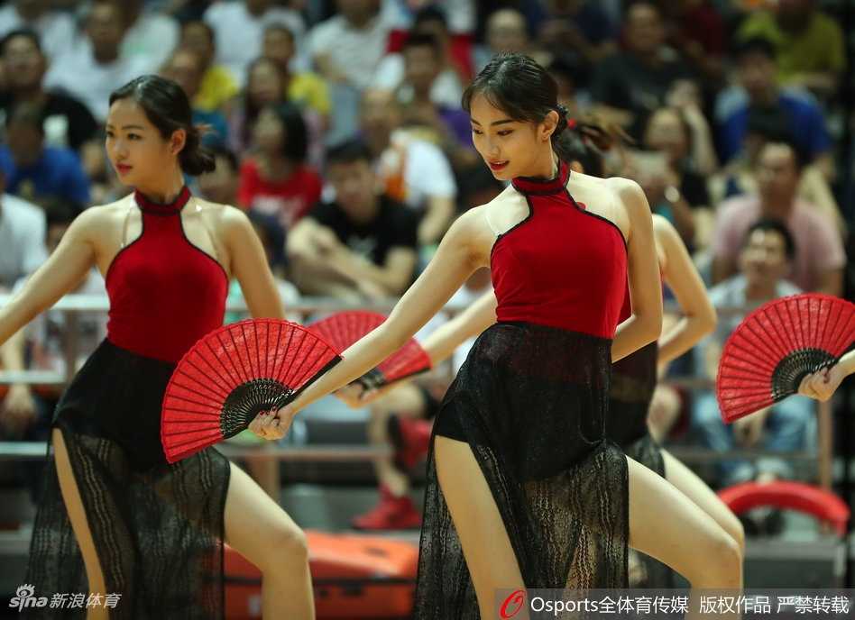 夏季联赛“最红”扇子舞小姐姐惊艳赛场,浙江蕞红啦啦队再添网红 赛场边休息区,小姐姐轻松完成竖叉一字马,身体柔韧性惊人,引来队友和球迷围观拍照