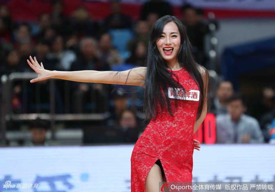 夏季联赛“最红”扇子舞小姐姐惊艳赛场,浙江蕞红啦啦队再添网红 小姐姐端坐在新闻发布会台的长桌后,面对话筒假装严肃发言,旁边的队友忍不住笑场,气氛轻松欢乐