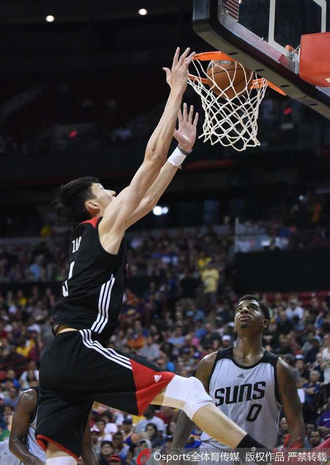 周琦在对方头顶摘板，如飞天魔兽一般将球狠狠补进篮筐，点燃全场激情。