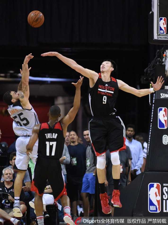 周琦面对太阳队潜力新星，用一记擎天柱式的排球大帽，直接将对手的上篮扇飞出场外。