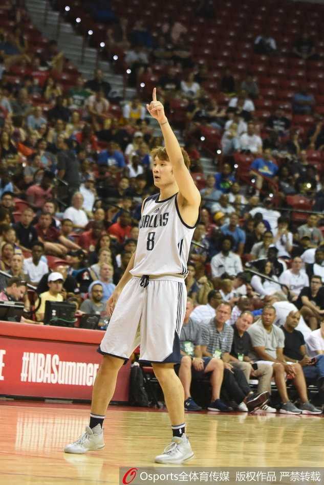 丁彦雨航送出一记精准妙传 助攻队友轻松上分展现中国前锋的细腻一面