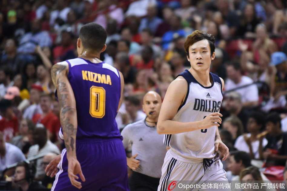 丁彦雨航在夏季联赛半决赛中持球，面对湖人防守球员，眼神坚定，毫无惧色地准备突破。