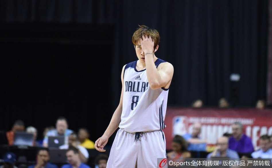 丁彦雨航在快攻中接到队友传球，果断加速起跳上篮，动作舒展，这是他在本场比赛中的唯一一次运动战得分。