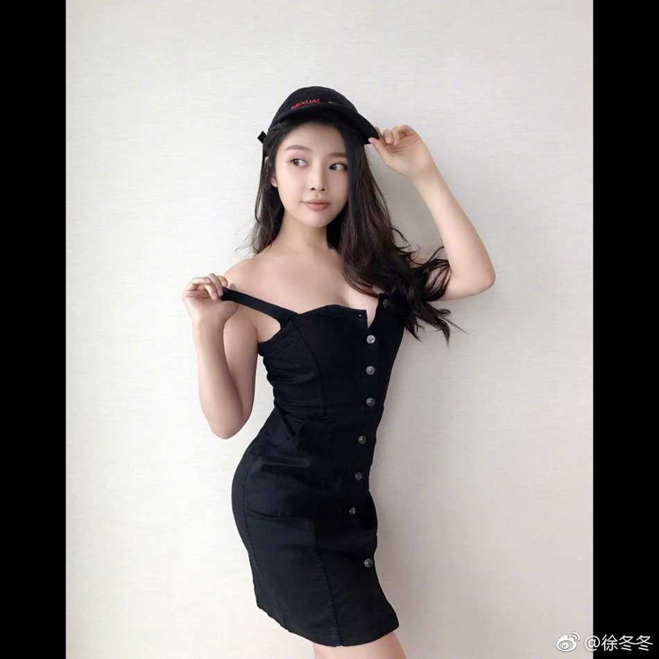 徐冬冬闭眼享受片刻宁静，恬淡的表情与柔和光线融合成一幅唯美画面