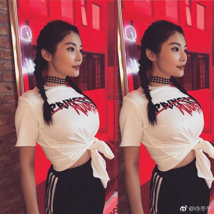 徐冬冬身着简约服饰，在暖黄灯光下凝视镜头，眼神中透露出知性与温柔