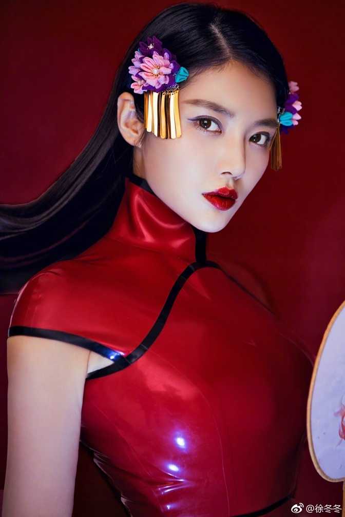 大嫂徐冬冬最新私房照曝光,从篮球宝贝到待嫁新娘的温柔蜕变 暖黄灯光下,徐冬冬身穿简约白色吊带,长发慵懒地垂落,神情恬静柔和,展现出大嫂私下不设防的小女人一面。