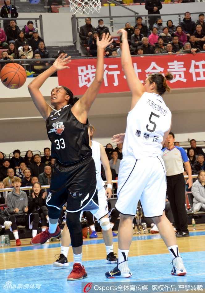 面对陕西队的严密防守，大庆队后卫如穿花蝴蝶般运球突破，以一记漂亮的击地传球撕开防线，瞬间点燃了主场球迷的热情。