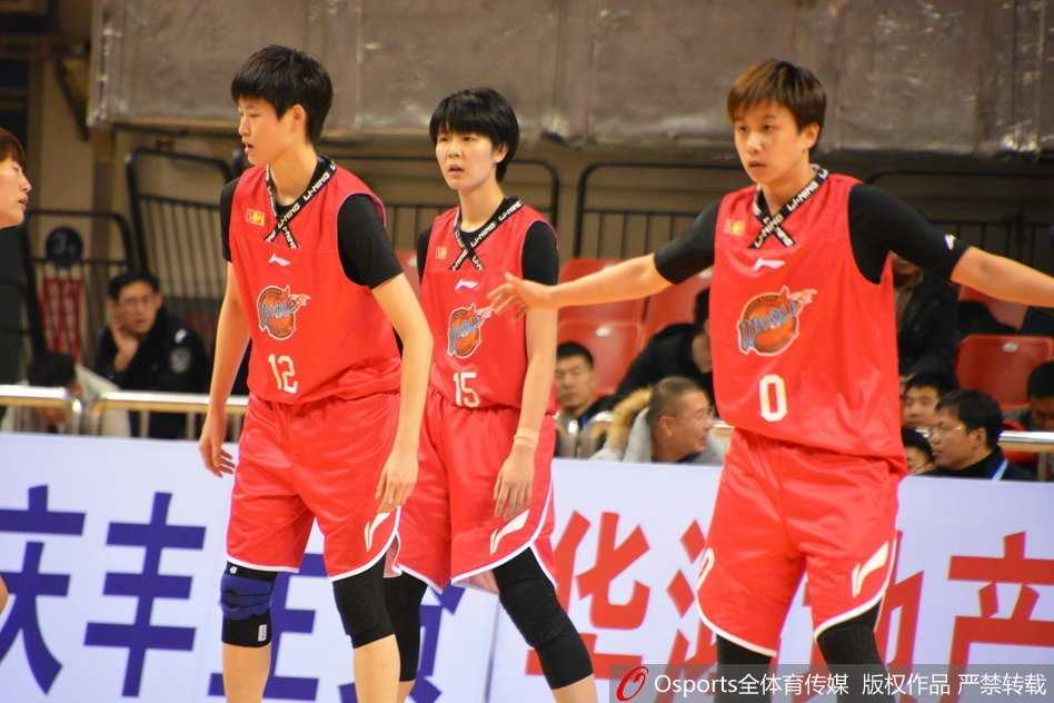 大庆女篮主场掀翻四川,WCBA联赛第六轮激战纪实 大庆队替补席球员在关键时刻全部起立,为场上队友的精彩表现鼓掌欢呼,团队氛围热烈。