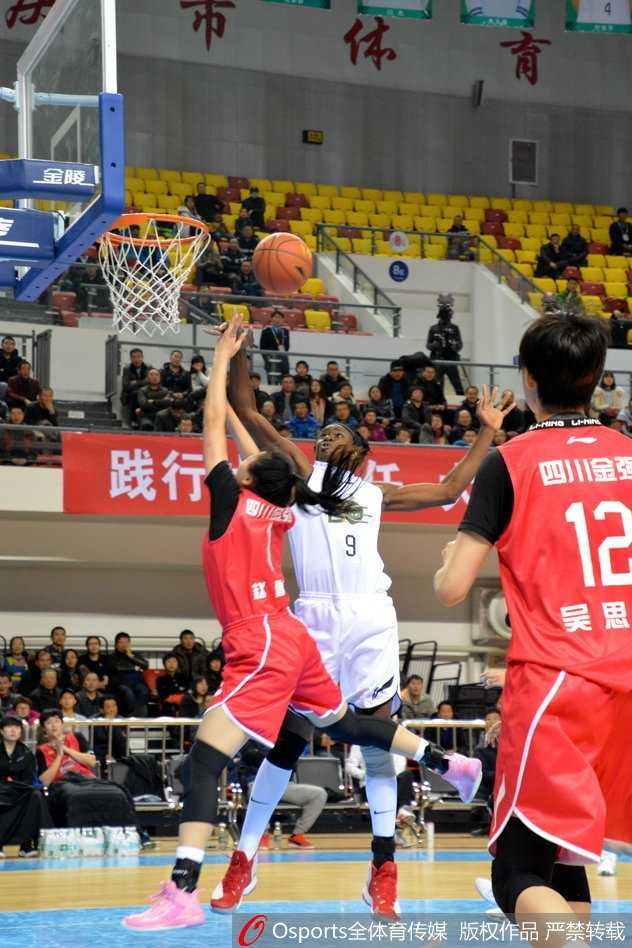 大庆女篮主场掀翻四川,WCBA联赛第六轮激战纪实 大庆女篮教练组在场边紧张指挥,主教练手持战术板,大声向场内球员布置关键战术。