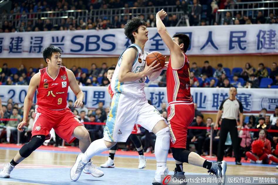 大王内线翻江倒海赵泰隆神射无双 福建主场大胜八一完美收官 赵泰隆在三分线外果断起跳出手,眼神紧盯着飞向篮筐的篮球,现场球迷纷纷起身,准备为又一次精准命中而欢呼。