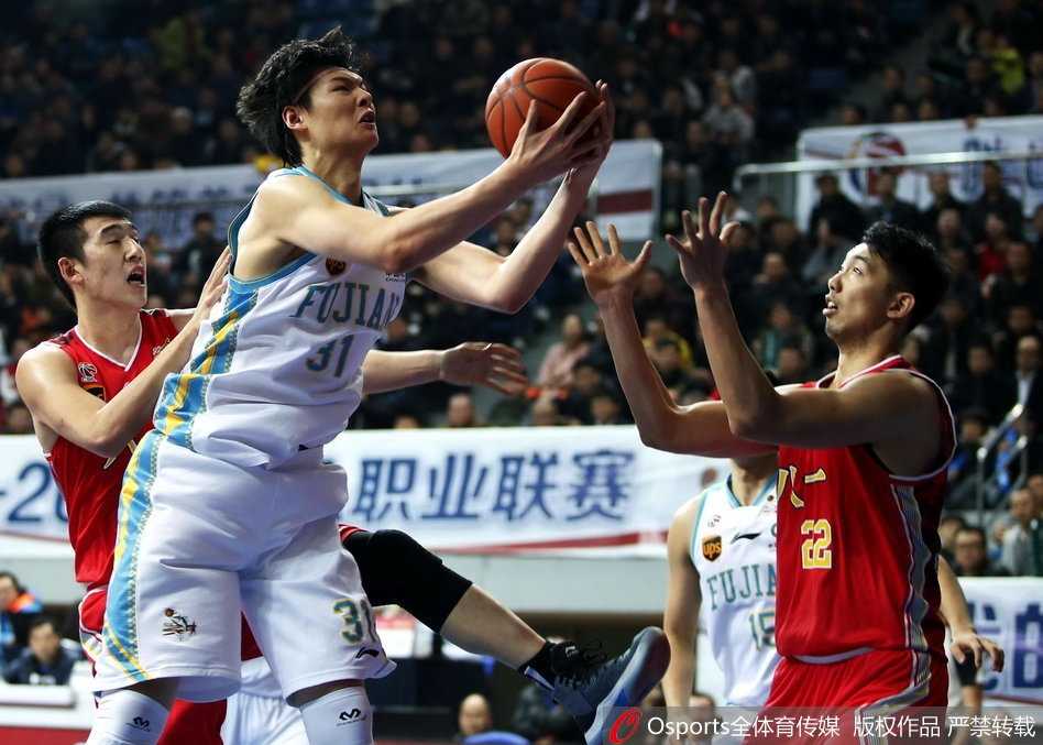 大王内线翻江倒海赵泰隆神射无双 福建主场大胜八一完美收官 王哲林在八一队内线群中高高跃起,犹如擎天柱一般单臂完成势大力沉的劈扣,对手只能无奈仰望。