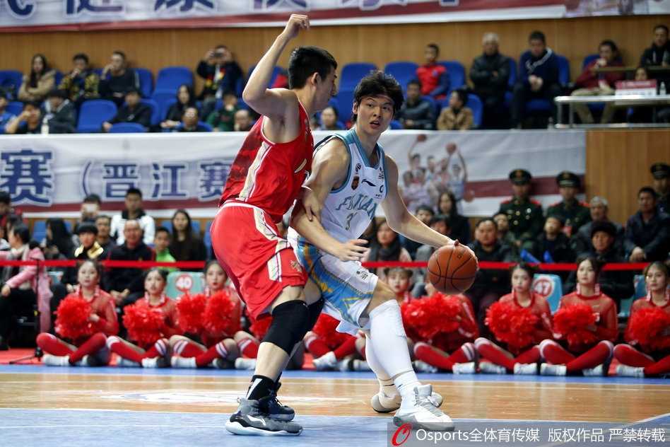 大王内线翻江倒海赵泰隆神射无双 福建主场大胜八一完美收官 福建浔兴队教练组在场边聚精会神地指挥比赛,看到队员们的精彩表现,他们露出满意的笑容,为弟子的出色发挥鼓掌叫好。