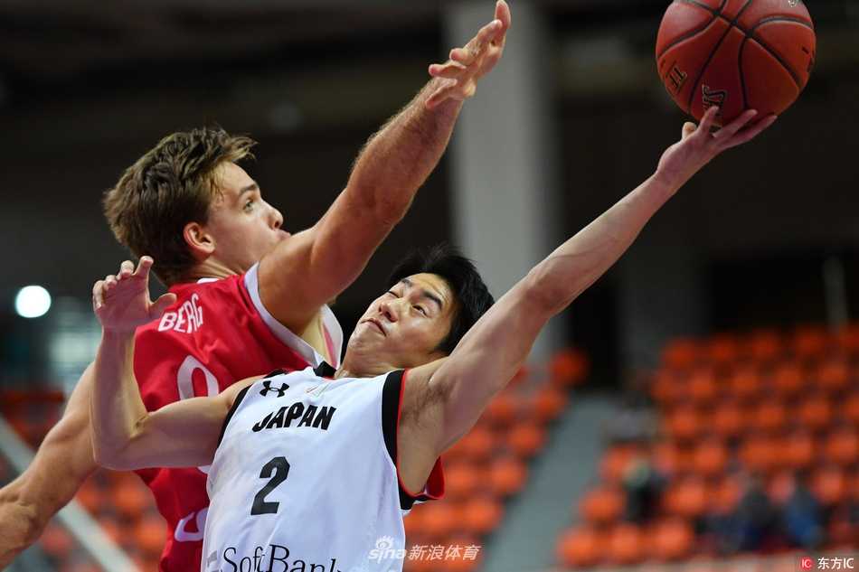 大运会男篮激战:挪威末节爆发力克日本,亚洲劲旅小组赛惜败 挪威队球员在突破上篮瞬间,身体对抗激烈,眼神坚定地盯着篮筐,红色球衣在阳光下格外醒目,整个画面充满了力量感与速度感。