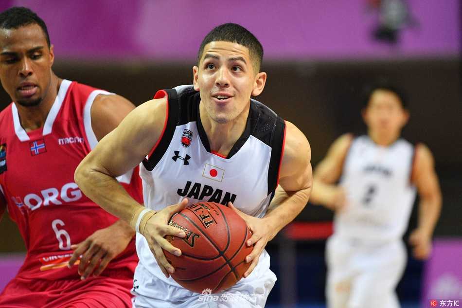 大运会男篮激战:挪威末节爆发力克日本,亚洲劲旅小组赛惜败 比赛结束后,挪威队球员们相互拥抱庆祝这场来之不易的胜利,而背景中日本队球员落寞离场的背影,形成了鲜明的对比,凝固了赛场上喜悦与失落交织的瞬间。