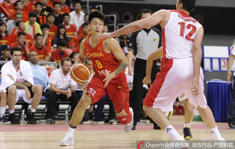 大连仲夏夜之憾:新锐男篮红队三分惜败宿敌伊朗 终场哨响后,伊朗球员在场地中央欢呼雀跃,而中国队的小伙子们虽然面带失落,但依然抬头挺胸走向更衣室,现场球迷报以热烈的掌声,鼓励着这批拼尽全力的年轻人。