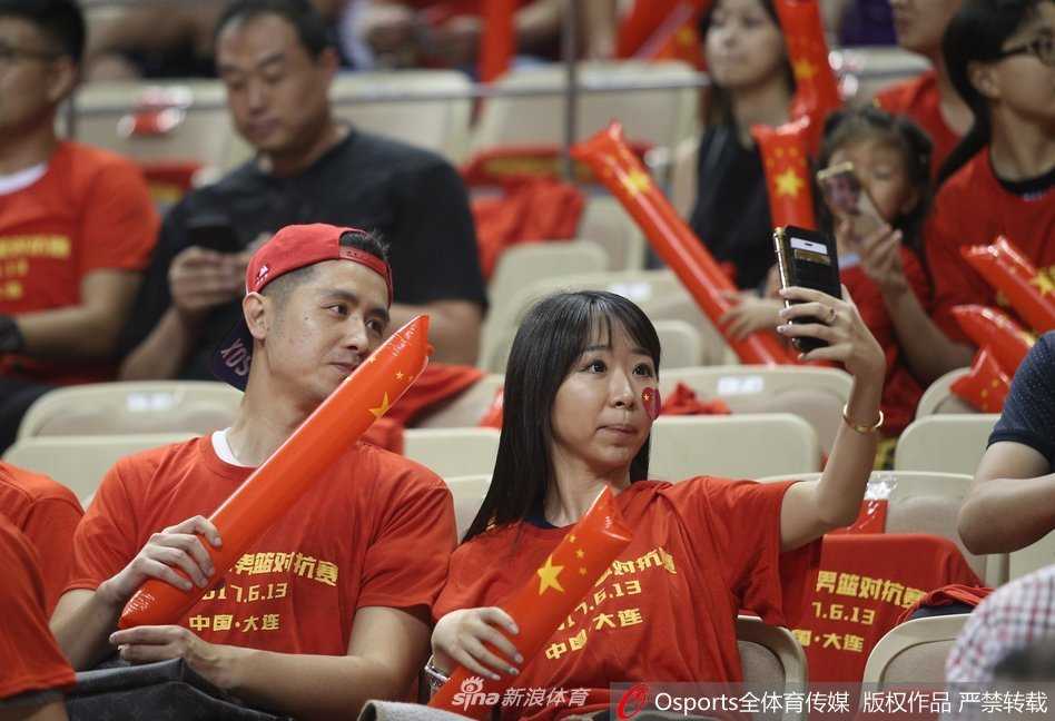 阿不都沙拉木突破急停，飘逸跳起出手投篮