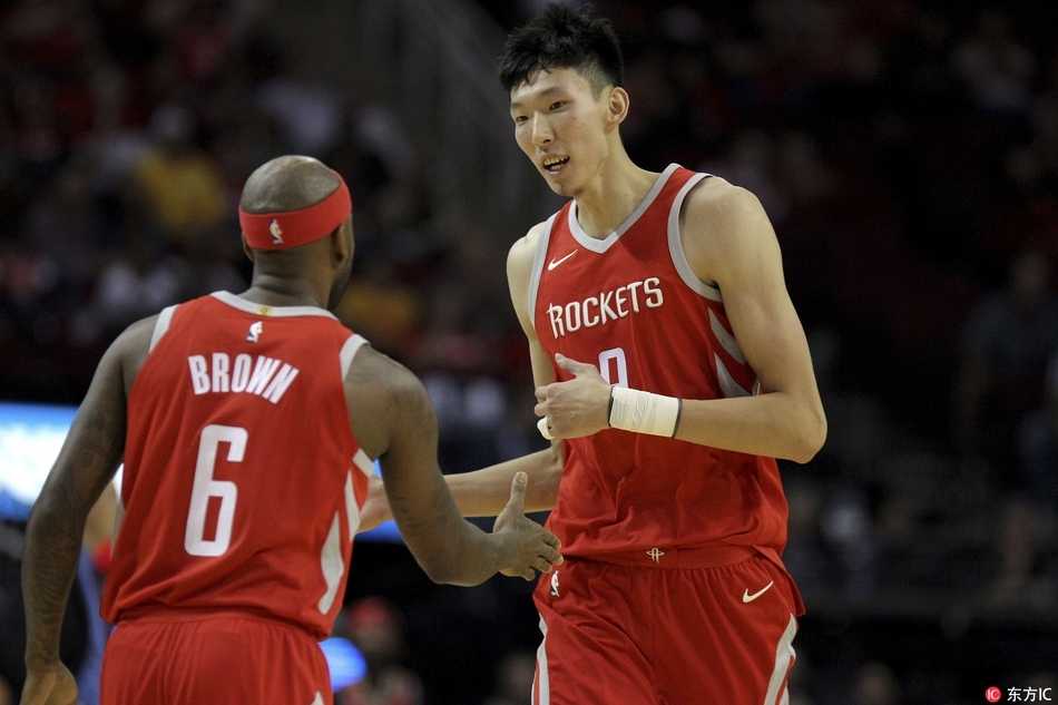 在一片混战中周琦卡住位置，利用身高臂展优势在对方中锋头上稳稳摘下篮板，瘦削的身影在肌肉丛林中显得异常顽强。