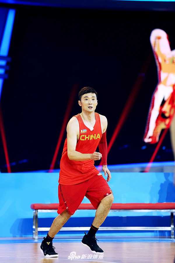 刘晓宇在球场上快速突破，身姿矫健敏捷，面对防守球员的拦截毫不畏惧，展现出优秀的控球技巧