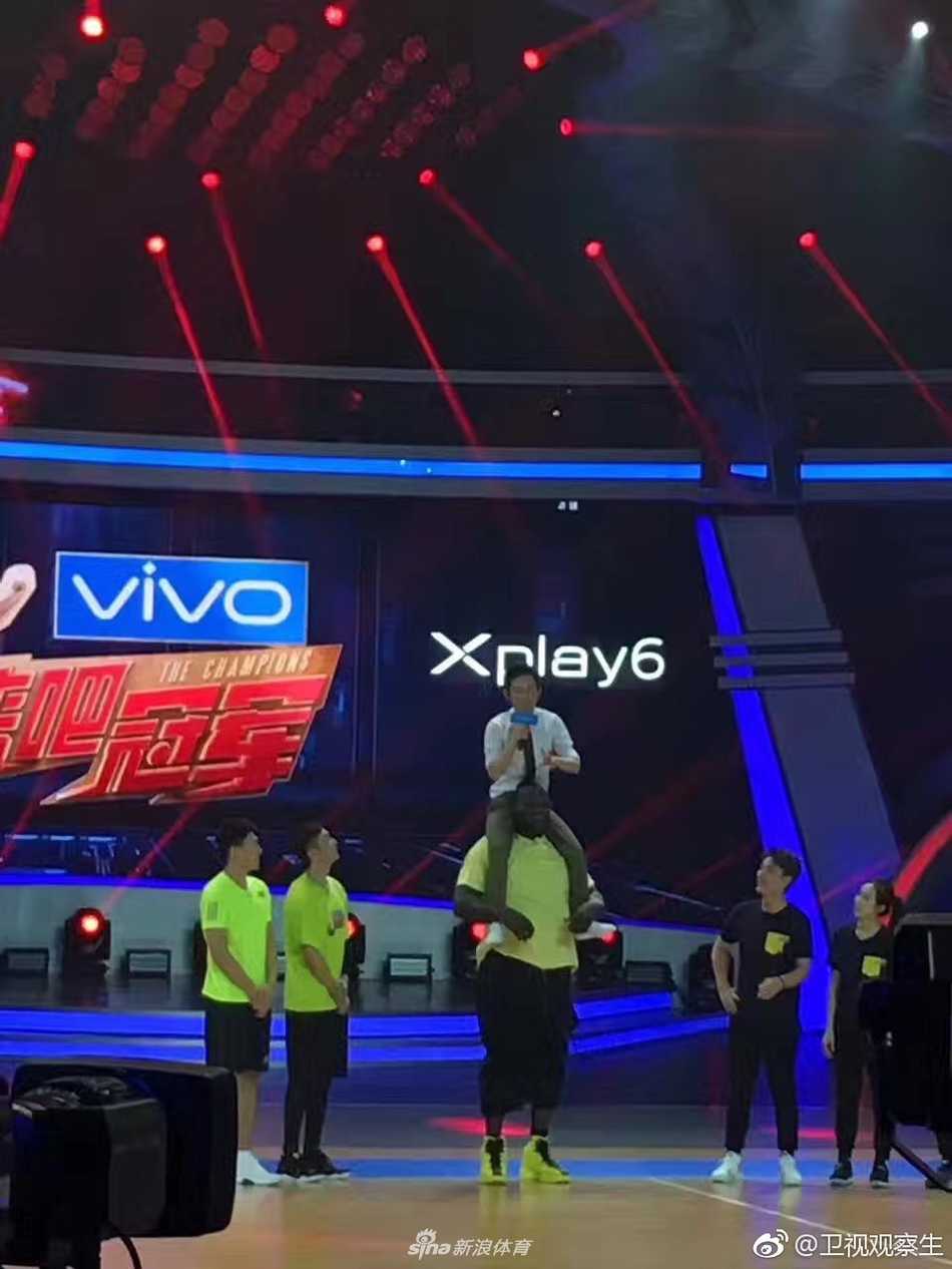 大鲨鱼驾到!奥尼尔在来吧冠军背起何炅,把贾乃亮宋茜都玩坏了 篮球巨人奥尼尔在浙江卫视综艺现场露出顽皮笑容,高大的身材与他可爱的表情形成强烈反差,瞬间俘获全场观众的心