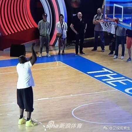 大鲨鱼驾到!奥尼尔在来吧冠军背起何炅,把贾乃亮宋茜都玩坏了 奥尼尔轻轻松松将何炅扛在肩头,何炅笑得像个孩子,两人身高差萌翻全场,这就是传说中的最萌身高差