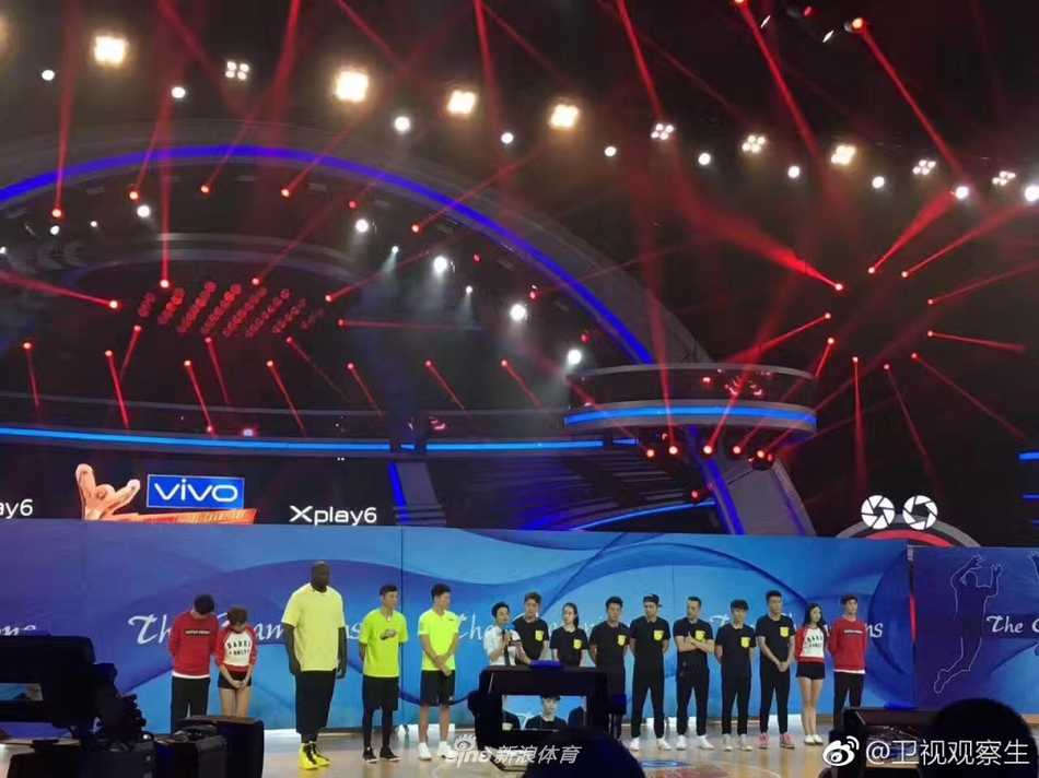 大鲨鱼驾到!奥尼尔在来吧冠军背起何炅,把贾乃亮宋茜都玩坏了 郑恺在场上与奥尼尔斗智斗勇,面对体型悬殊的对手,他使出各种古灵精怪的干扰战术,惹得奥尼尔哭笑不得