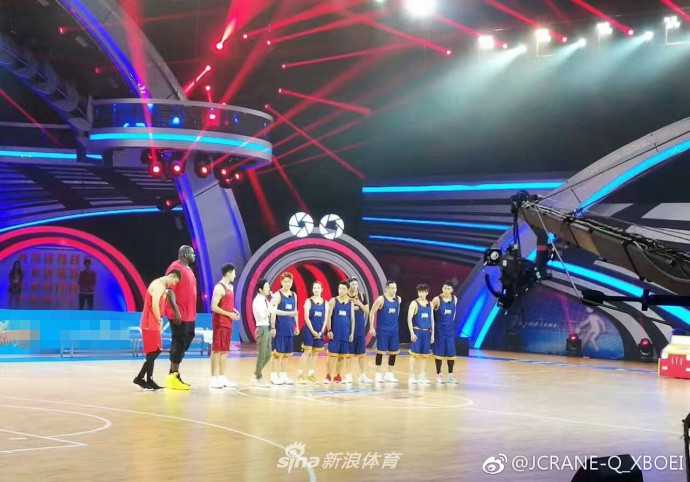 大鲨鱼驾到!奥尼尔在来吧冠军背起何炅,把贾乃亮宋茜都玩坏了 比赛结束后奥尼尔与贾乃亮宋茜等明星欢乐合影,画面中每个人都笑容灿烂,记录下这跨越体育与娱乐的珍贵友谊瞬间