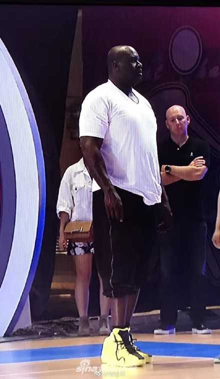 大鲨鱼驾到!奥尼尔在来吧冠军背起何炅,把贾乃亮宋茜都玩坏了 宋茜在场上开着道具车来回穿梭,面对奥尼尔的庞大身躯阻拦,她一边灵活躲闪一边忍不住大喊救命,场面既紧张又滑稽