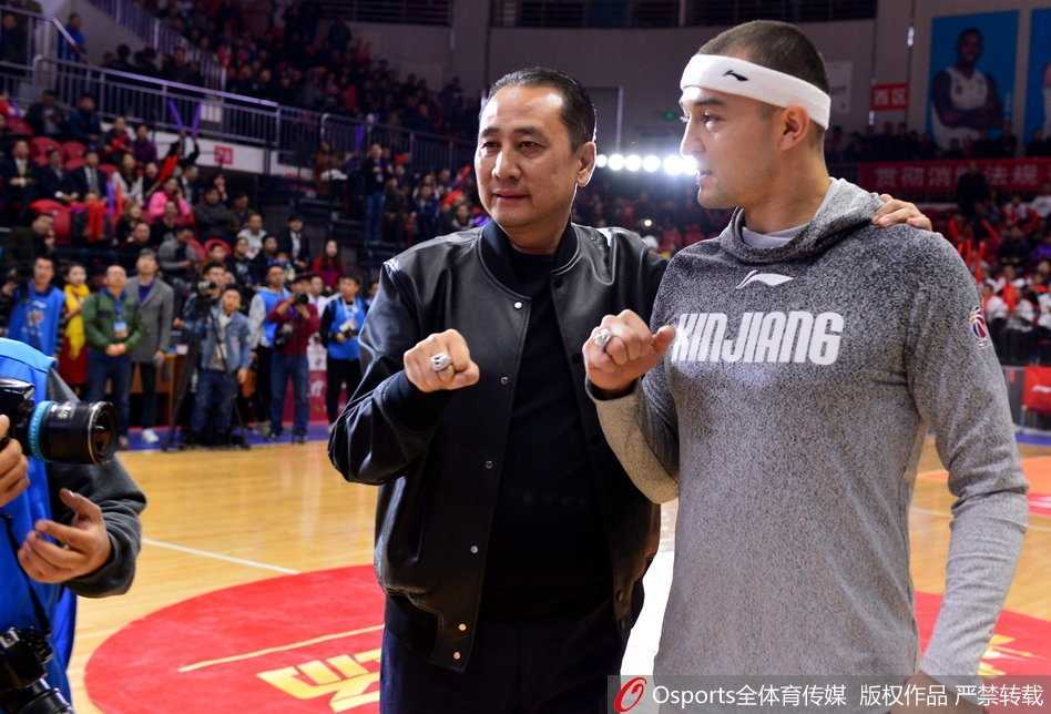 天山之巅荣耀传承 新疆男篮主场加冕总冠军戒指 印有总冠军字样的巨大旗帜在红山体育馆穹顶缓缓升起,新疆队员们手挽手深情仰望,象征着这座城市与这支球队终于圆梦CBA之巅的历史性画面就此定格。